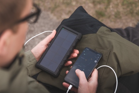 Wodoodporny powerbank solarny Sandberg Outdoor Solar 24000 - użycie 3