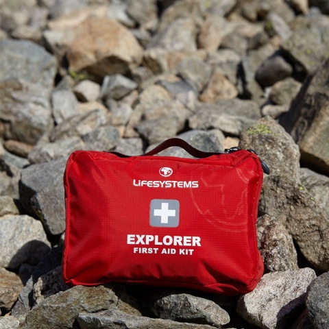 Apteczka turystyczna Lifesystems Explorer First Aid Kit - czerwony - użycie 2