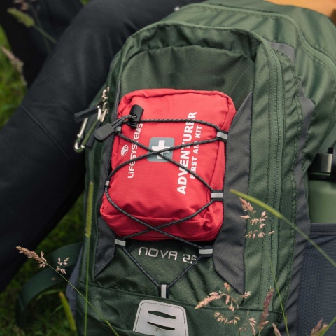 Apteczka turystyczna Lifesystems Explorer First Aid Kit - czerwony - lifestyle 2