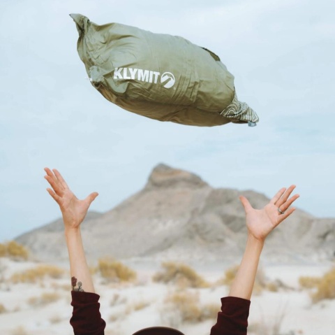 Poduszka turystyczna Klymit Drift Summit Camp Pillow - oil green - lifestyle 4
