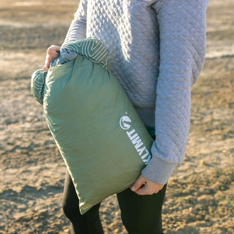 Poduszka turystyczna Klymit Drift Summit Camp Pillow - oil green - lifestyle 1