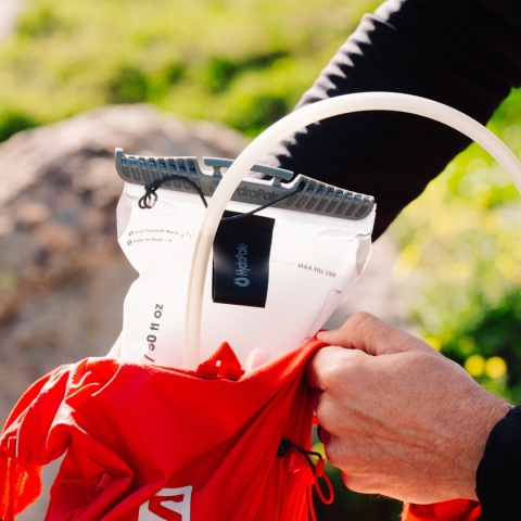 Bukłak na wodę do plecaka HydraPak Velocity 2 l - lifestyle 1