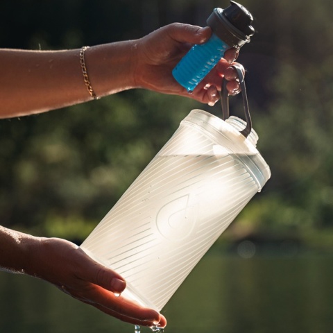 Butelka składana HydraPak Flux+ z filtrem 1,5 l - clear - użycie 1