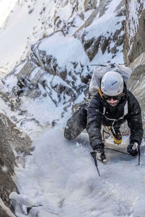 Kask wspinaczkowy Blue Ice Blast - biały - lifestyle 1